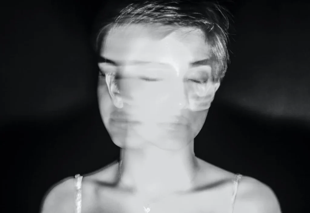 Rostro de mujer en movimiemto